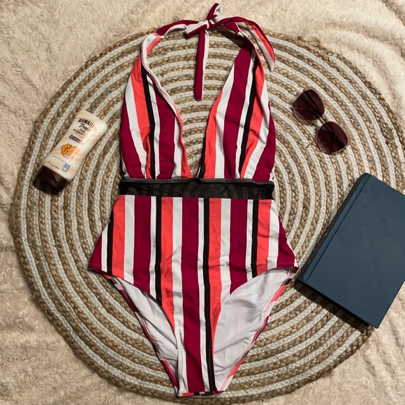 Cupshe Large Striped One-Piece Swimsuit - Picture 1 of 3